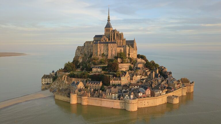 聖米歇爾山 Mont Saint Michel：歷史介紹、交通、開放時間 & 一日遊