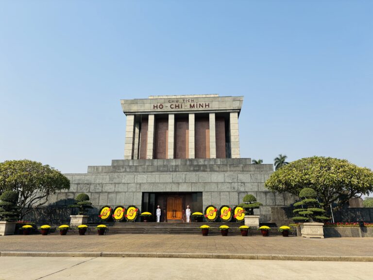 胡志明陵寢：開放時間、交通、穿著、周遭景點和參觀心得